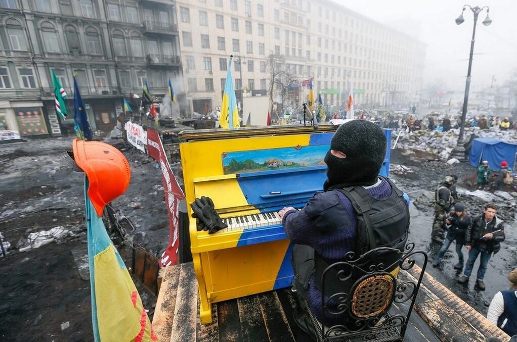 Pianista encapuchado toca el piano en las barricadas