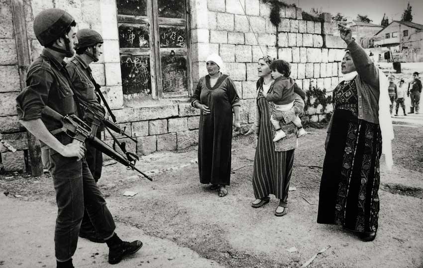 Mujeres palestinas protestan en 1988 en la Franja de Gaza por el arresto de niños que han lanzado piedras a soldados israelíes. Por cromacom.