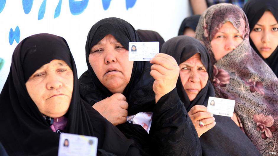 Mujeres afganas muestran sus permisos de residencia en Irán