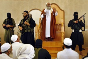 Los miembros de un grupo llamado Jund Ansar Allah rodean su líder Abdel-Latif Moussa (segundo por la izquierda) después de las oraciones del viernes en Rafah, en el sur de la Franja de Gaza, 14 de agosto de 2009.