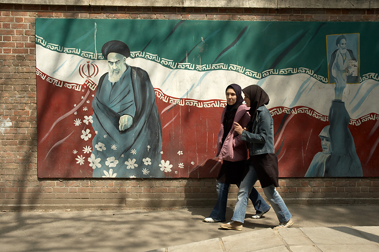 Mural de Jomeini en Teherán. cc Kamyar Adl
