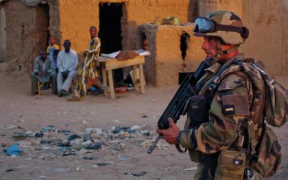 Un soldado francés patrulla las calles en la ciudad de Gao © REUTERS/ Francois Rihouay