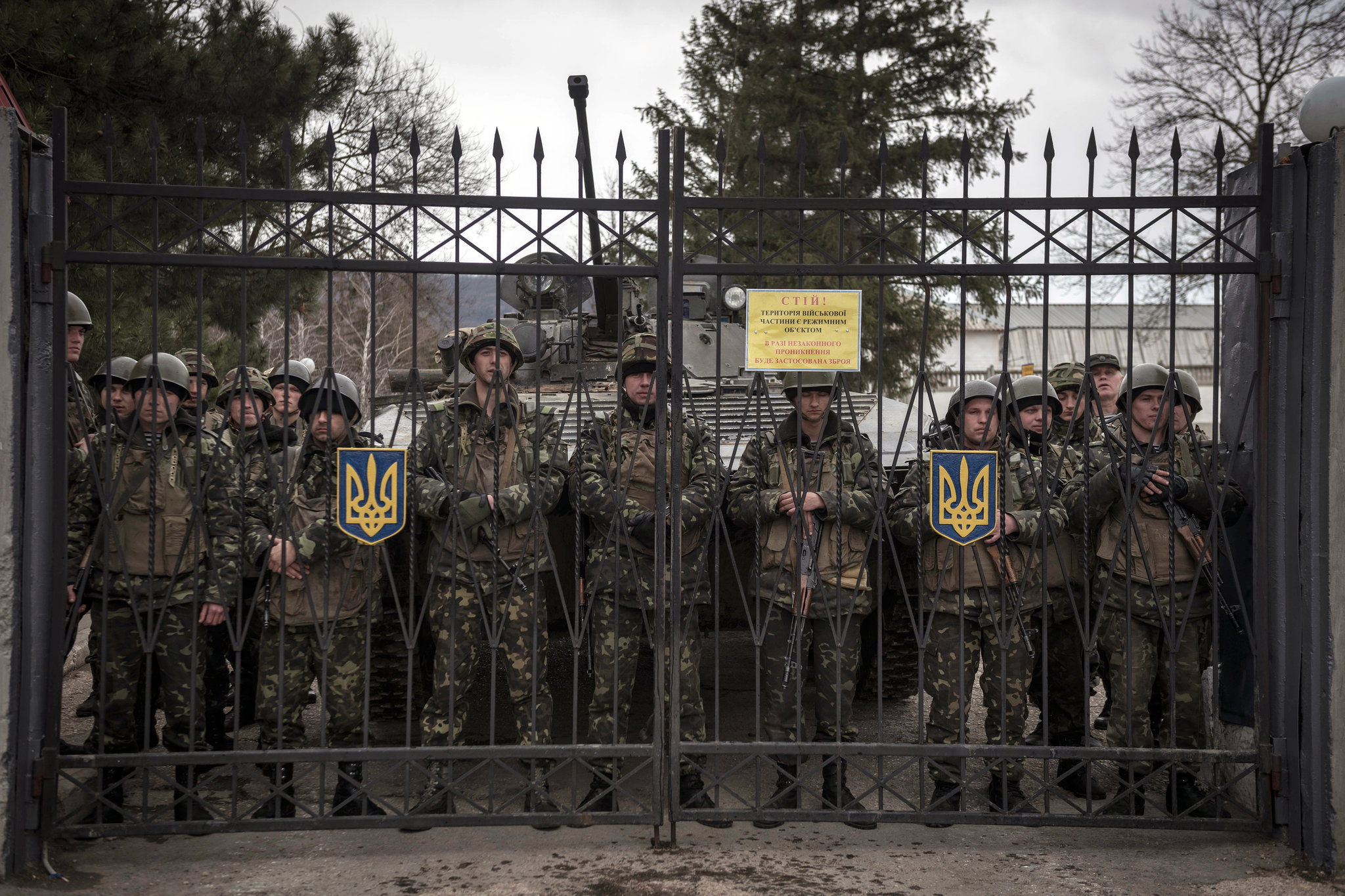 Soldados ucranianos vigilan la entrada de su base militar de Perevalnoye (Crimea) este mismo domingo. ©Sergey Ponomarev - The New York Times