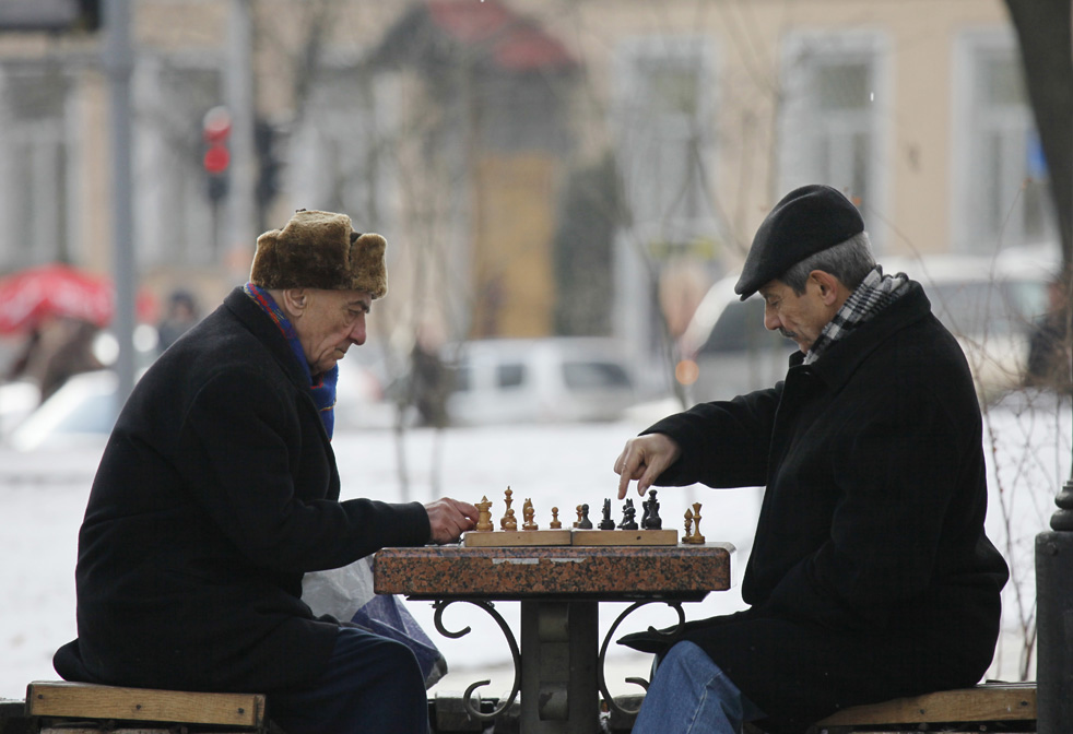 Dos hombres ucranianos juegan al ajedrez al abierto. AP / Efrem Lukatsky