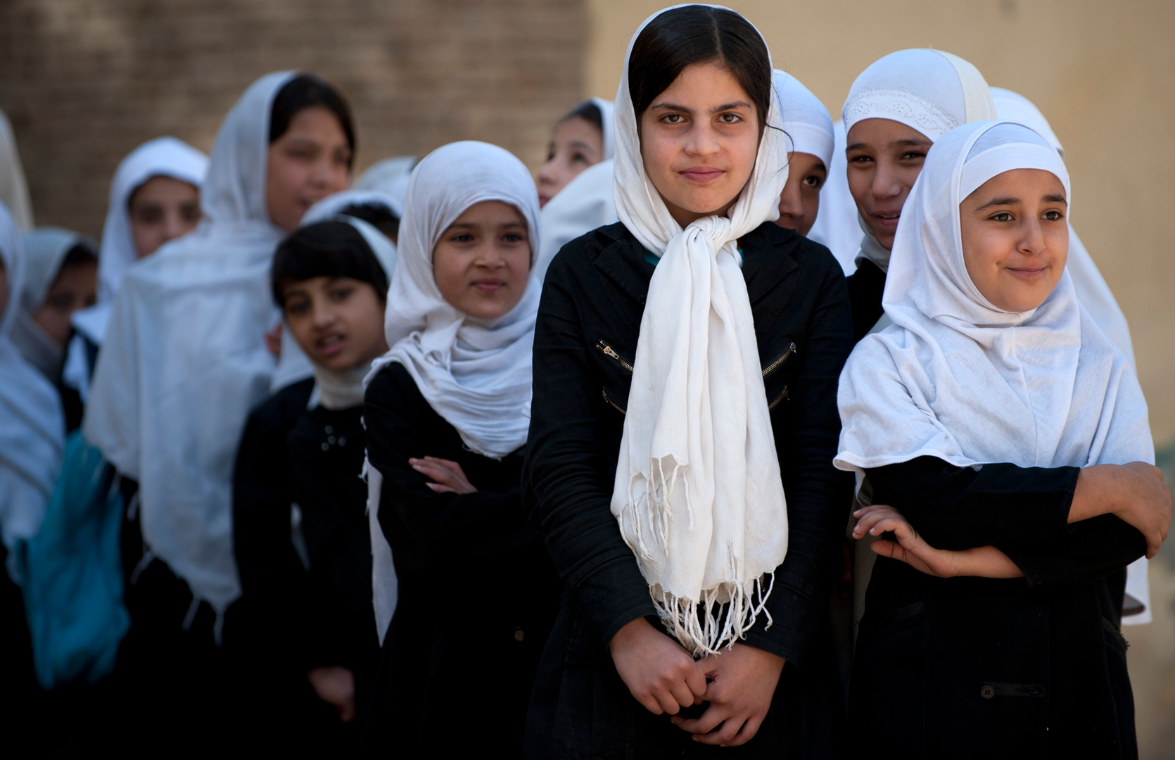 Chicas afganas esperan a los útiles escolares que se reparten por la Policía Nacional Oct. orden civil afgano 7 a Amir Dost Muhammad Khanmore. (Foto por GA VOLB)
