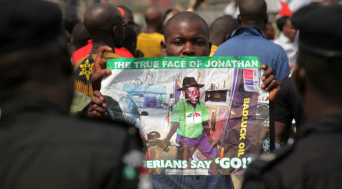 Protestas contra el presidente Goodluck Jonathan por la subida del precio del petróleo