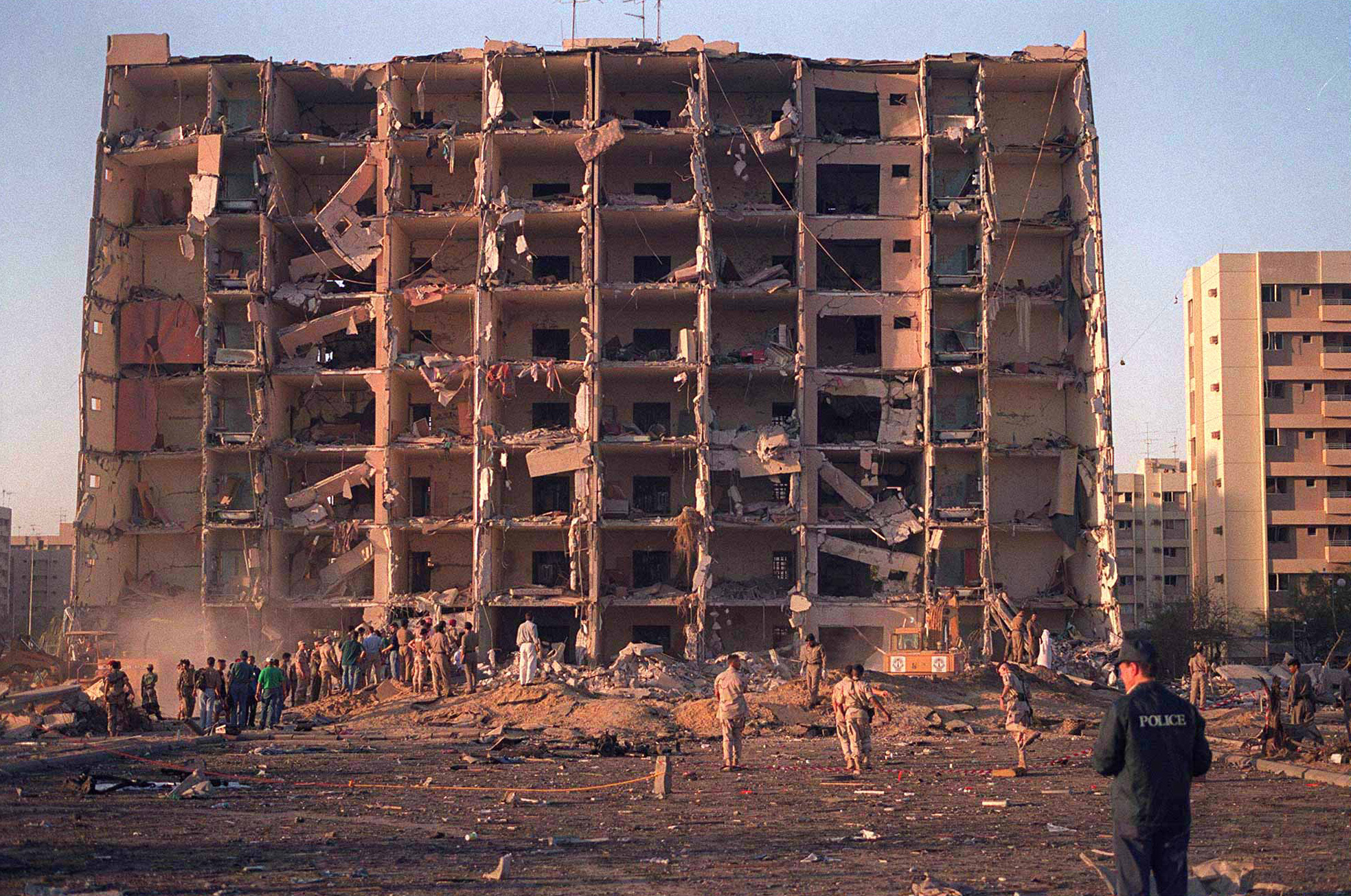 Bombardeo de las Torres Khobar en Dhahran, Arabia Saudí. 25 de junio de 1996. Imagen de dominio público.