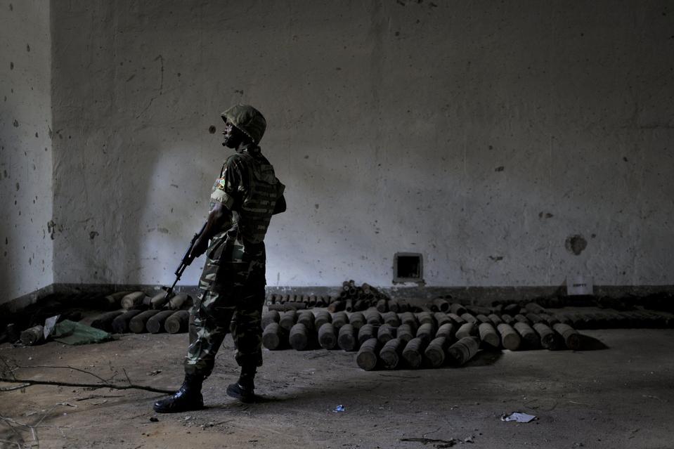 Un soldado de la Unión Africana vigila un búnker con armas. ©Tobin Jones/AU-UN IST/AFP