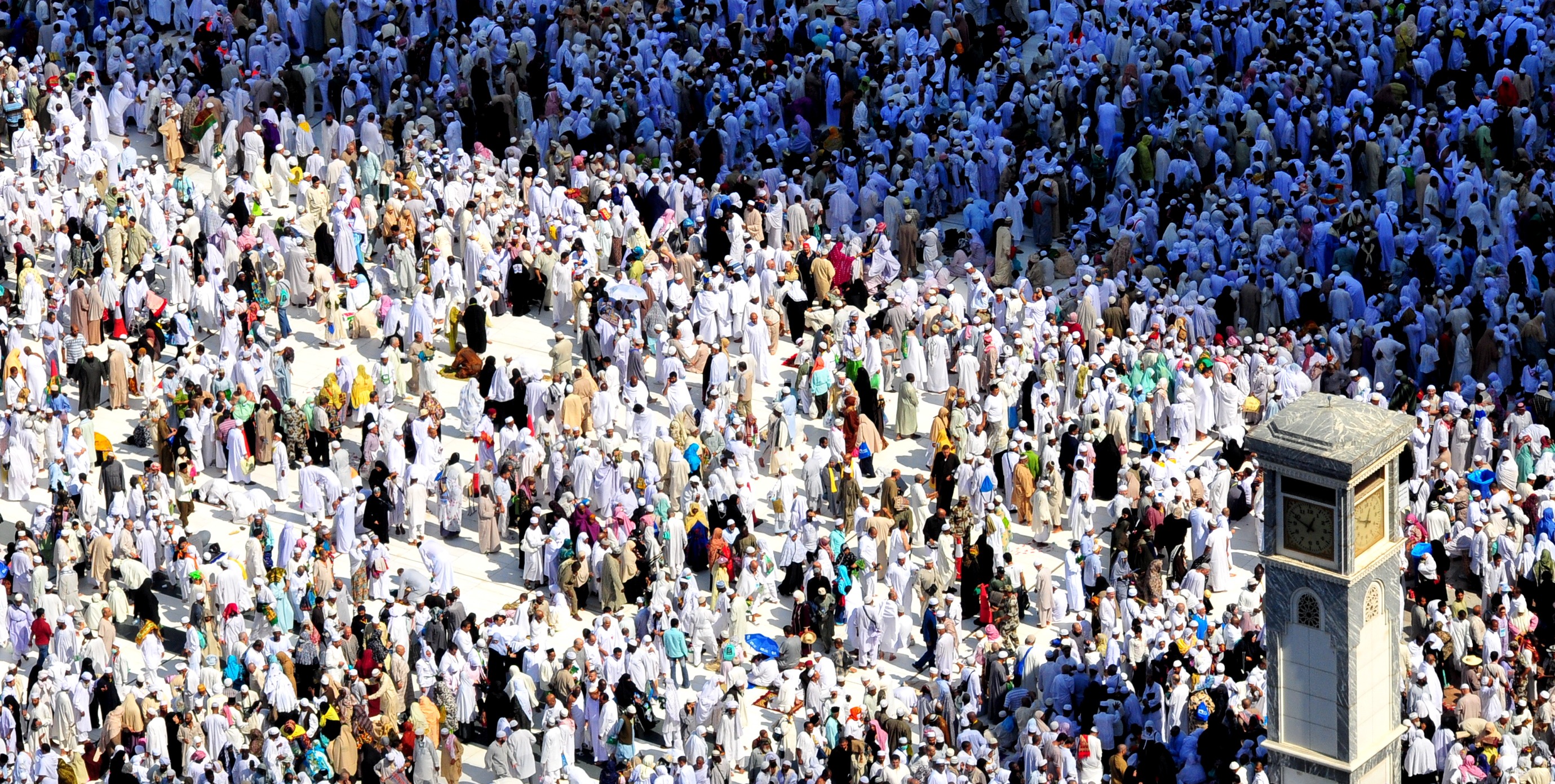 Antes de que los peregrinos se desplacen a otras ciudades para los rituales del Hajj, completan primero el tawaf dando siete vueltas alrededor de la Kaaba. cc Fadi El Binni para Al Jazeera