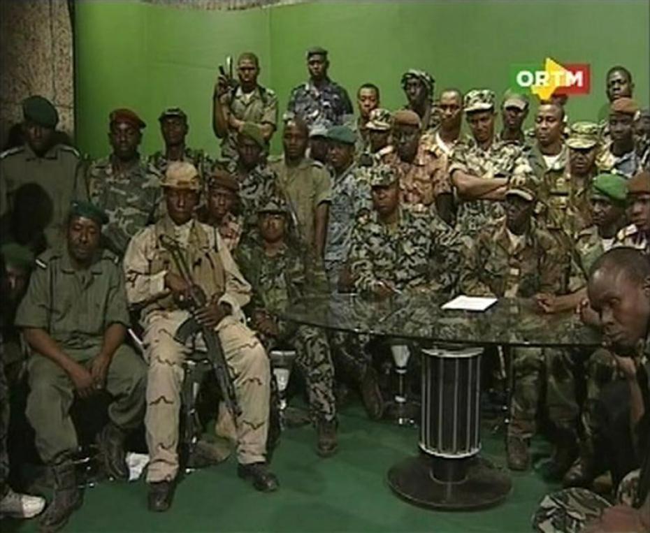 Militares golpistas de Mali hablan a la cámara de televisión