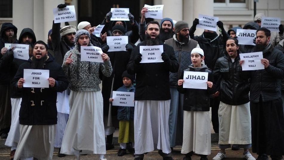 Unos 50 musulmanes se manifiestan frente a la embajada francesa en Londres contra la ONU y la actuación francesa. en Malí.